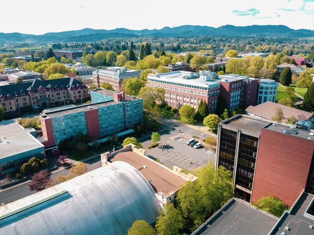 Studenten auf dem Campus einer Universität in Deutschland - Studentenleben und Studienalltag
