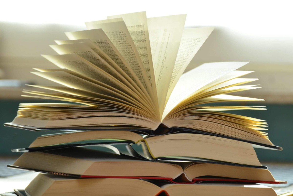 Hilfreiche Webseiten für Studium und Präsentationen - Bücherstapel auf dem Schreibtisch