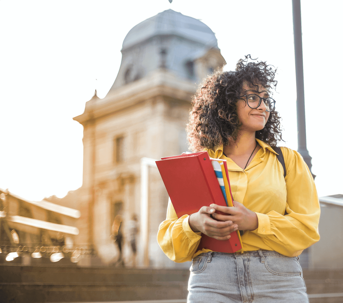 Junge Frau auf dem Universitätscampus - Campus und Studium Uni Mannheim Tübingen