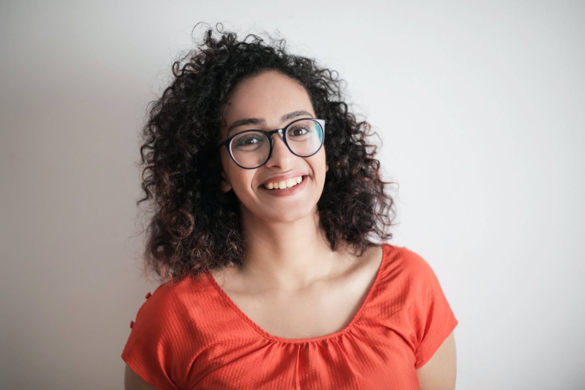 Junge Frau auf dem Universitätscampus - Campus und Studium Uni Mannheim Tübingen