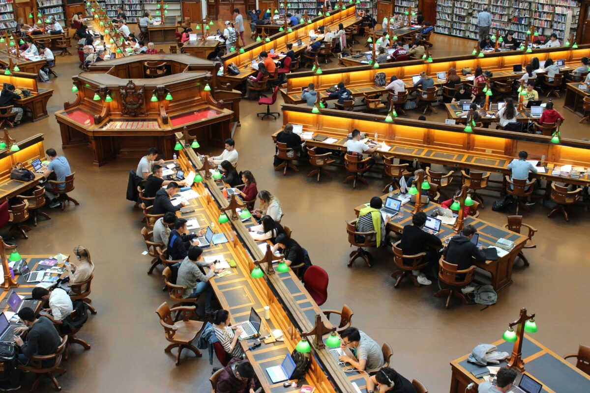 Studierende sitzen in der Bibliothek an der Universität