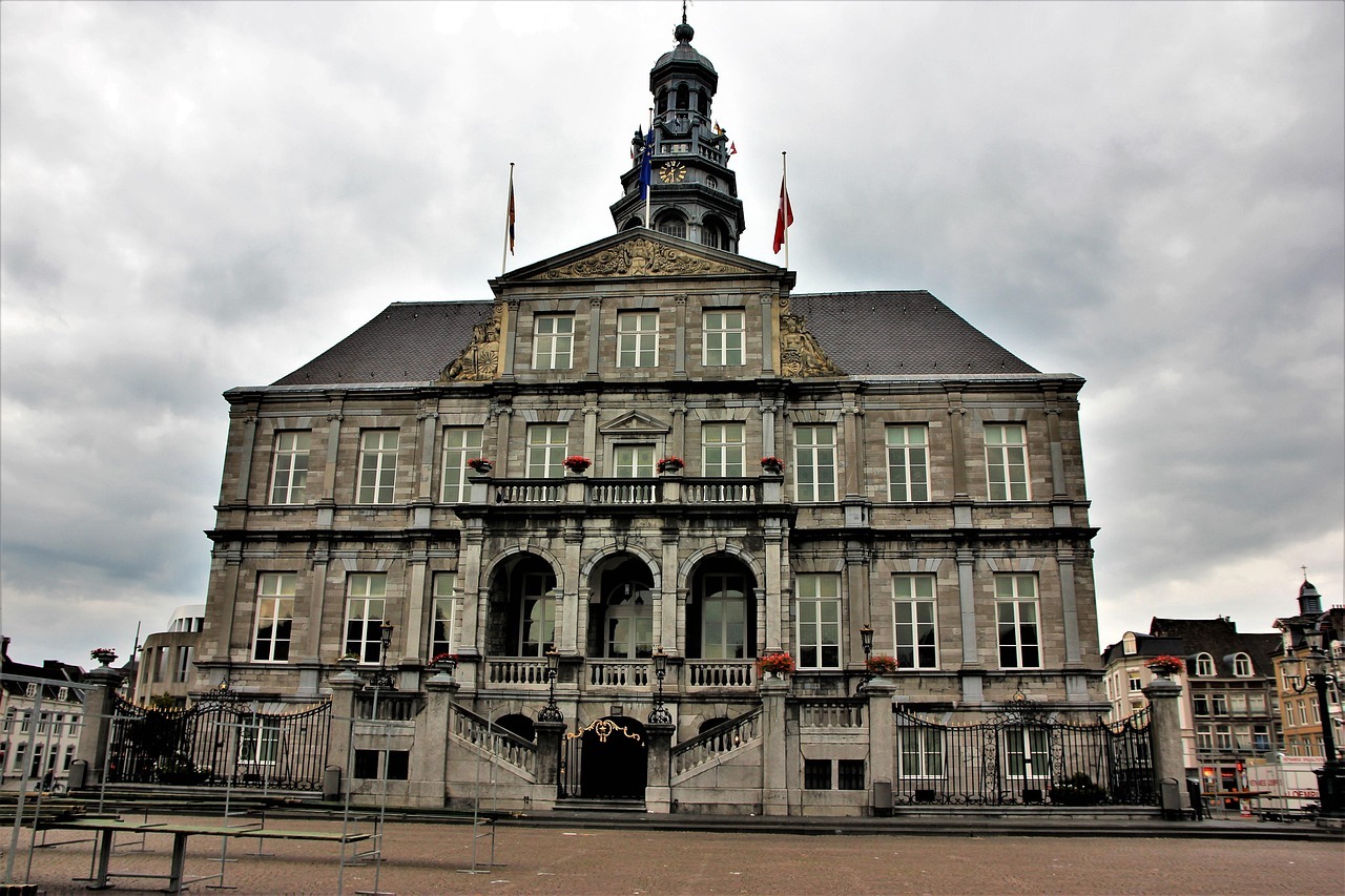 Maastricht Rathaus – Auslandssemester an der Maastricht University SBE, Niederlande